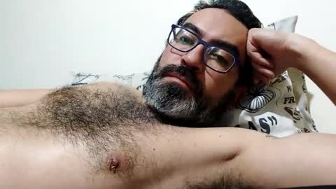 Snapshot of luis2988z chatting on October 10, 2025, 2:10 am Hairyman online show from October 10, 2025, 2:10 am