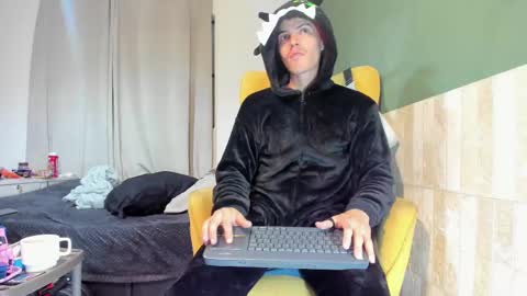 Snapshot of luis_as chatting on February 23, 2025, 11:44 am Luis AS online show from February 23, 2025, 11:44 am