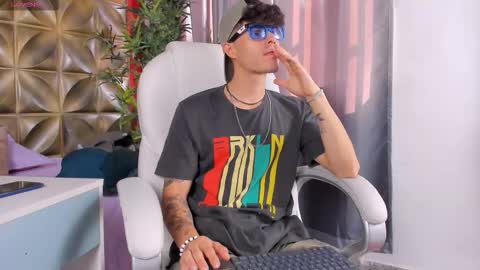 Snapshot of luis_as chatting on October 21, 2025, 1:23 pm Luis AS online show from October 21, 2025, 1:23 pm