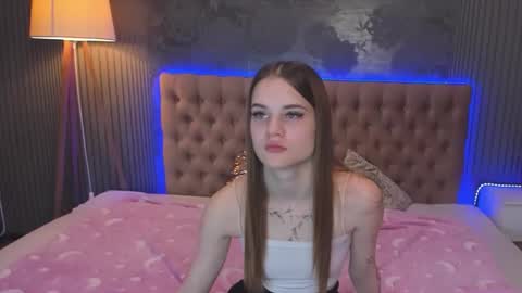 LuisaClover online show from November 14, 2025, 1:43 pm