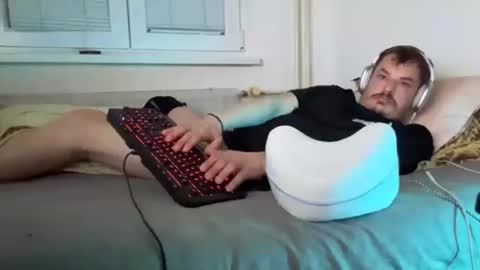 Snapshot of lukask088 chatting on December 17, 2025, 2:28 am Lukas online show from December 17, 2025, 2:28 am