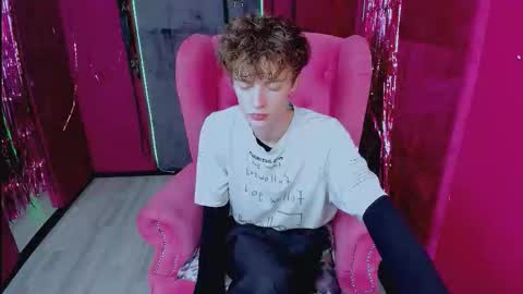 Snapshot of luke_sweet chatting on December 16, 2025, 10:31 am Luke online show from December 16, 2025, 10:31 am