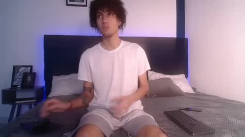 Snapshot of lukeaaron_ chatting on December 3, 2024, 3:20 am Luke online show from December 3, 2024, 3:20 am