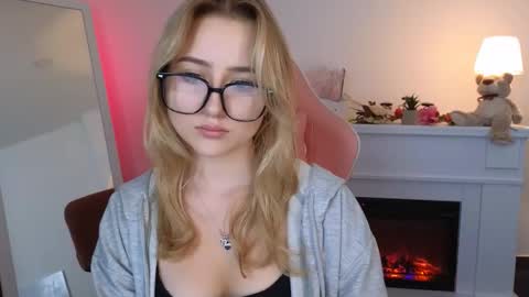 Lily online show from September 15, 2025, 1:22 pm