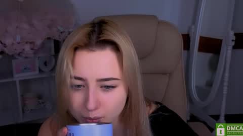 Snapshot of lulu___moon chatting on February 8, 2026, 9:29 pm Lily online show from February 8, 2026, 9:29 pm