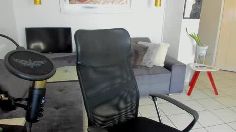 Lau  online show from February 12, 2025, 2:43 pm