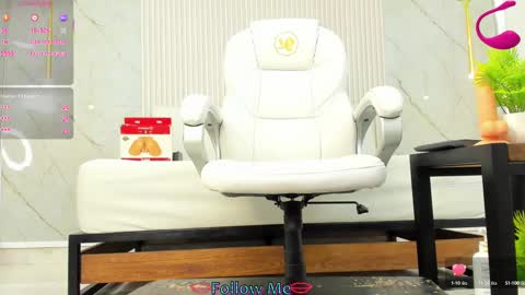 Snapshot of luminous__queen chatting on February 12, 2025, 11:51 pm luminous__queen online show from February 12, 2025, 11:51 pm