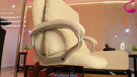 Snapshot of luminous__queen chatting on March 11, 2025, 2:43 am luminous__queen online show from March 11, 2025, 2:43 am