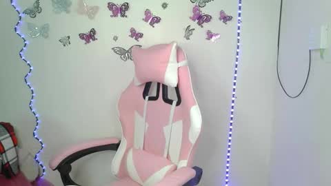 Snapshot of luna00bella chatting on October 21, 2025, 1:45 pm luna00bella online show from October 21, 2025, 1:45 pm