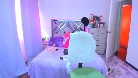 luna_analya online show from November 1, 2025, 1:46 pm
