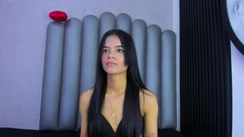 luna_bella_23 online show from April 17, 2026, 3:09 am