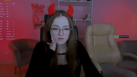 luna_berryy online show from February 5, 2025, 11:28 pm