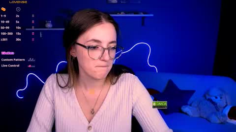 luna_berryy online show from February 12, 2025, 11:41 pm