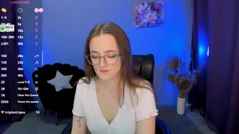 luna_berryy online show from February 22, 2025, 8:20 pm