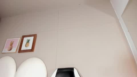 luna_bradley_ online show from March 25, 2026, 12:22 pm