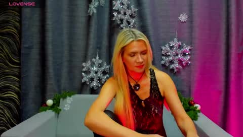 luna_lew1s online show from December 30, 2024, 8:32 am