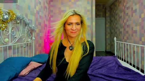 luna_lew1s online show from January 7, 2025, 2:08 pm