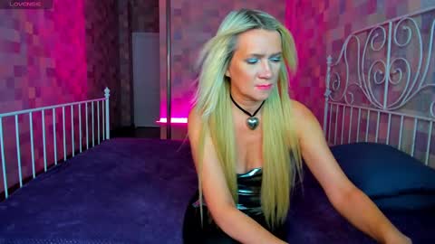 luna_lew1s online show from January 17, 2025, 8:13 am