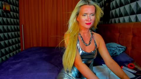 luna_lew1s online show from January 22, 2025, 11:56 am