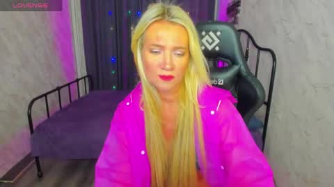 luna_lew1s online show from February 22, 2025, 11:35 am