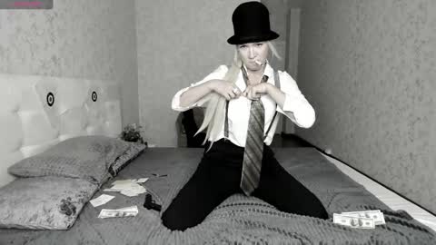 luna_lew1s online show from February 27, 2025, 1:38 am