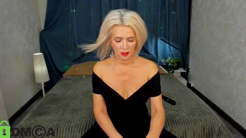 luna_lew1s online show from November 18, 2025, 8:41 am