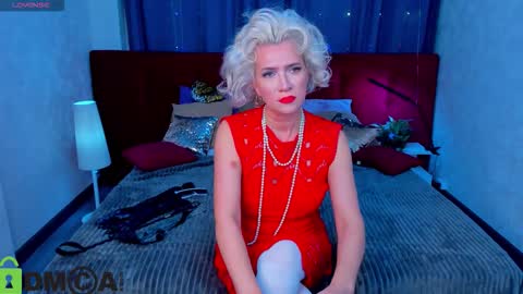 luna_lew1s online show from November 20, 2025, 8:58 am