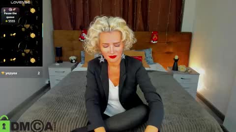 luna_lew1s online show from December 17, 2025, 9:15 am