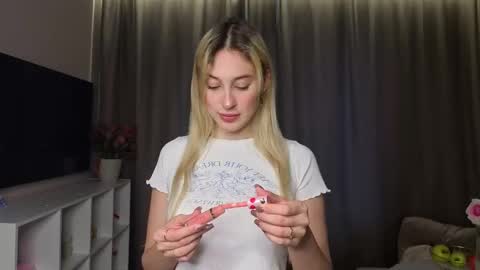 Snapshot of luna_licks chatting on November 21, 2025, 11:20 am Olivia online show from November 21, 2025, 11:20 am