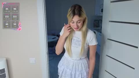 Snapshot of luna_licks chatting on November 23, 2025, 10:59 am Olivia online show from November 23, 2025, 10:59 am