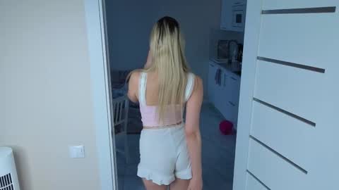 Snapshot of luna_licks chatting on November 25, 2025, 10:59 am Olivia online show from November 25, 2025, 10:59 am