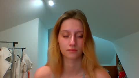Snapshot of luna_xsensual chatting on December 2, 2024, 5:59 pm L U N A online show from December 2, 2024, 5:59 pm