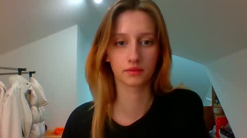 Snapshot of luna_xsensual chatting on December 18, 2024, 2:49 pm L U N A online show from December 18, 2024, 2:49 pm