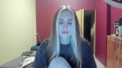 Snapshot of lunaangell chatting on December 17, 2025, 10:27 pm lunaangell online show from December 17, 2025, 10:27 pm