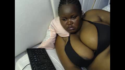 Snapshot of lunabloom01 chatting on December 18, 2025, 2:56 pm lunabloom01 online show from December 18, 2025, 2:56 pm