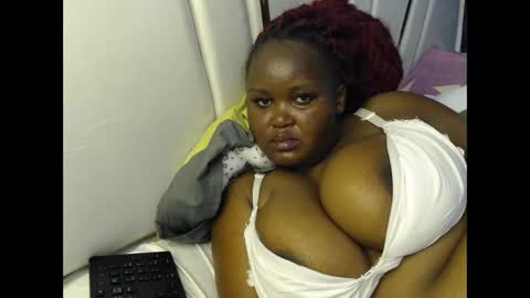 Snapshot of lunabloom01 chatting on January 10, 2026, 9:11 am lunabloom01 online show from January 10, 2026, 9:11 am