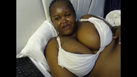 Snapshot of lunabloom01 chatting on February 4, 2026, 10:21 am lunabloom01 online show from February 4, 2026, 10:21 am