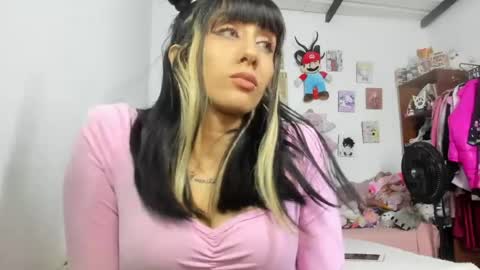 lunacristal_moon online show from June 18, 2026, 8:25 am