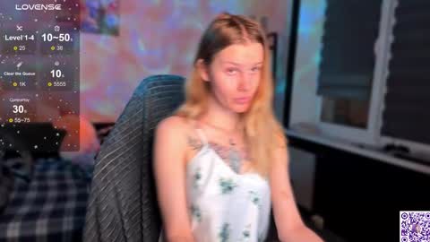 Snapshot of lunacyy chatting on November 3, 2025, 8:10 pm Britney online show from November 3, 2025, 8:10 pm