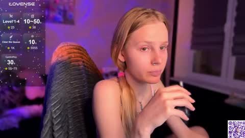 Snapshot of lunacyy chatting on November 7, 2025, 5:35 pm Britney online show from November 7, 2025, 5:35 pm