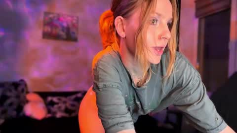 Snapshot of lunacyy chatting on November 30, 2025, 1:31 am Britney online show from November 30, 2025, 1:31 am