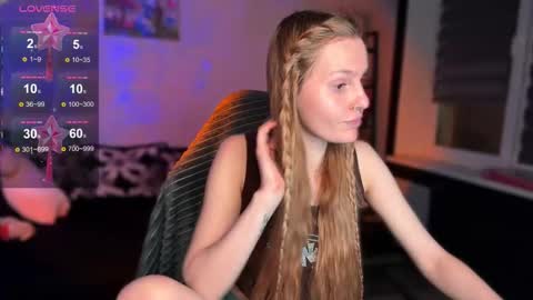 Snapshot of lunacyy chatting on December 4, 2025, 7:22 pm Britney online show from December 4, 2025, 7:22 pm