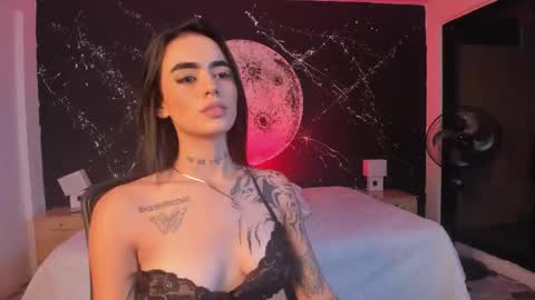 Snapshot of lunaevans01 chatting on September 21, 2025, 9:33 am Luna  online show from September 21, 2025, 9:33 am