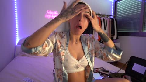 Snapshot of lunaink_ chatting on January 24, 2025, 10:21 am Laura online show from January 24, 2025, 10:21 am