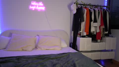 Snapshot of lunaink_ chatting on February 27, 2025, 7:12 am Laura online show from February 27, 2025, 7:12 am