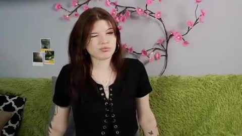 lunaire_cute online show from July 28, 2026, 7:59 am