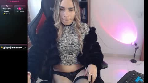 lunamora0 online show from January 15, 2026, 2:21 pm