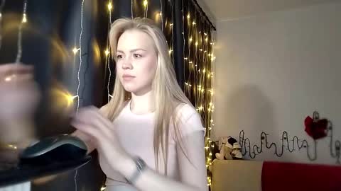 Snapshot of lunapeony chatting on December 4, 2025, 6:23 am lunapeony online show from December 4, 2025, 6:23 am