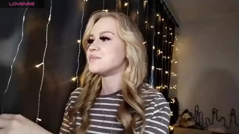 Snapshot of lunapeony chatting on December 16, 2025, 6:51 am lunapeony online show from December 16, 2025, 6:51 am