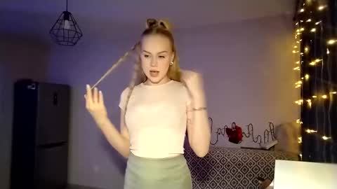 lunapeony online show from March 9, 2026, 2:54 pm